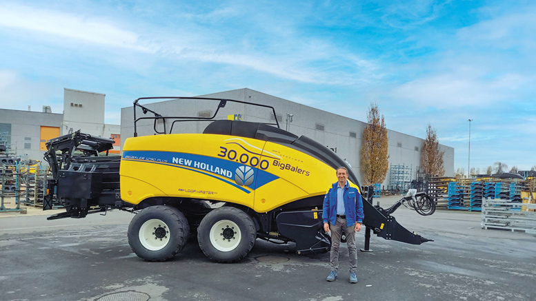 New Holland festejó la fabricación de su empacadora gigante número 30.000