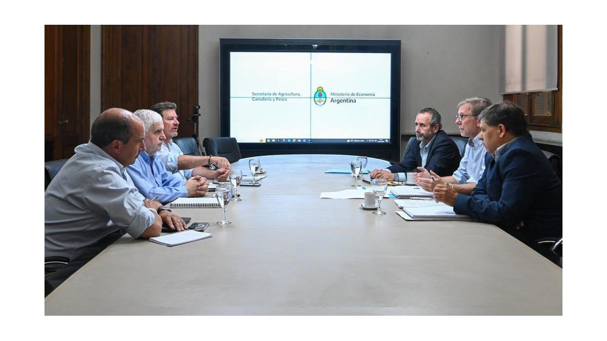 Vilella se muestra como secretario de Agricultura