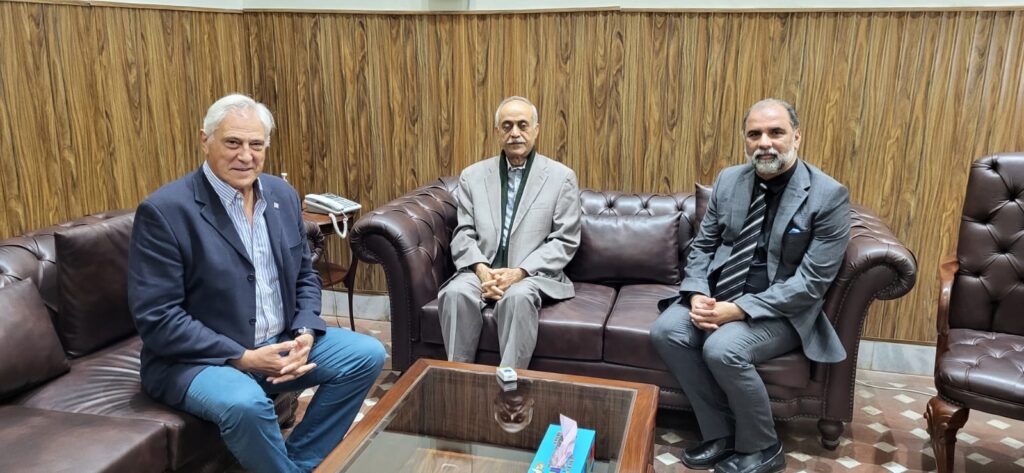 Con el rector de la Univ de Faisalabad y el Dr Qamar Shakil