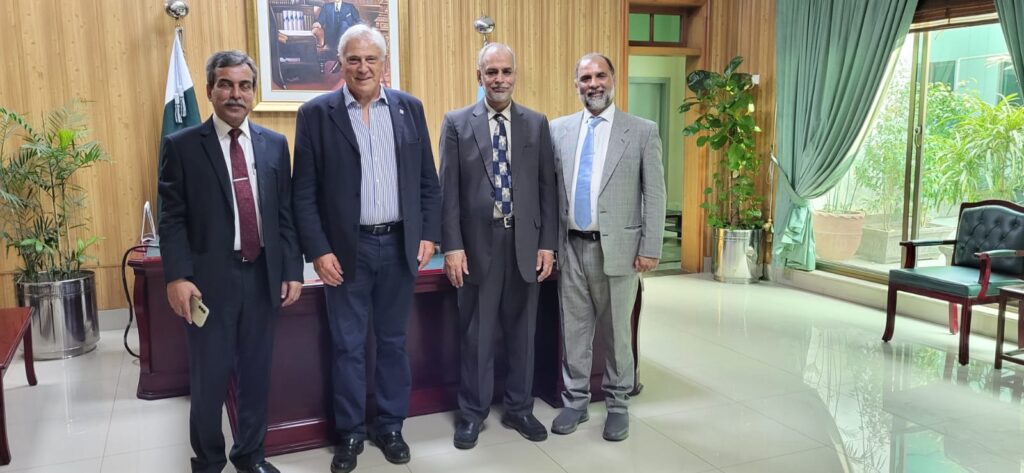 con el rector de la Universidad de Multan y los Dres Shakil y Hammad, anfitriones de la visita