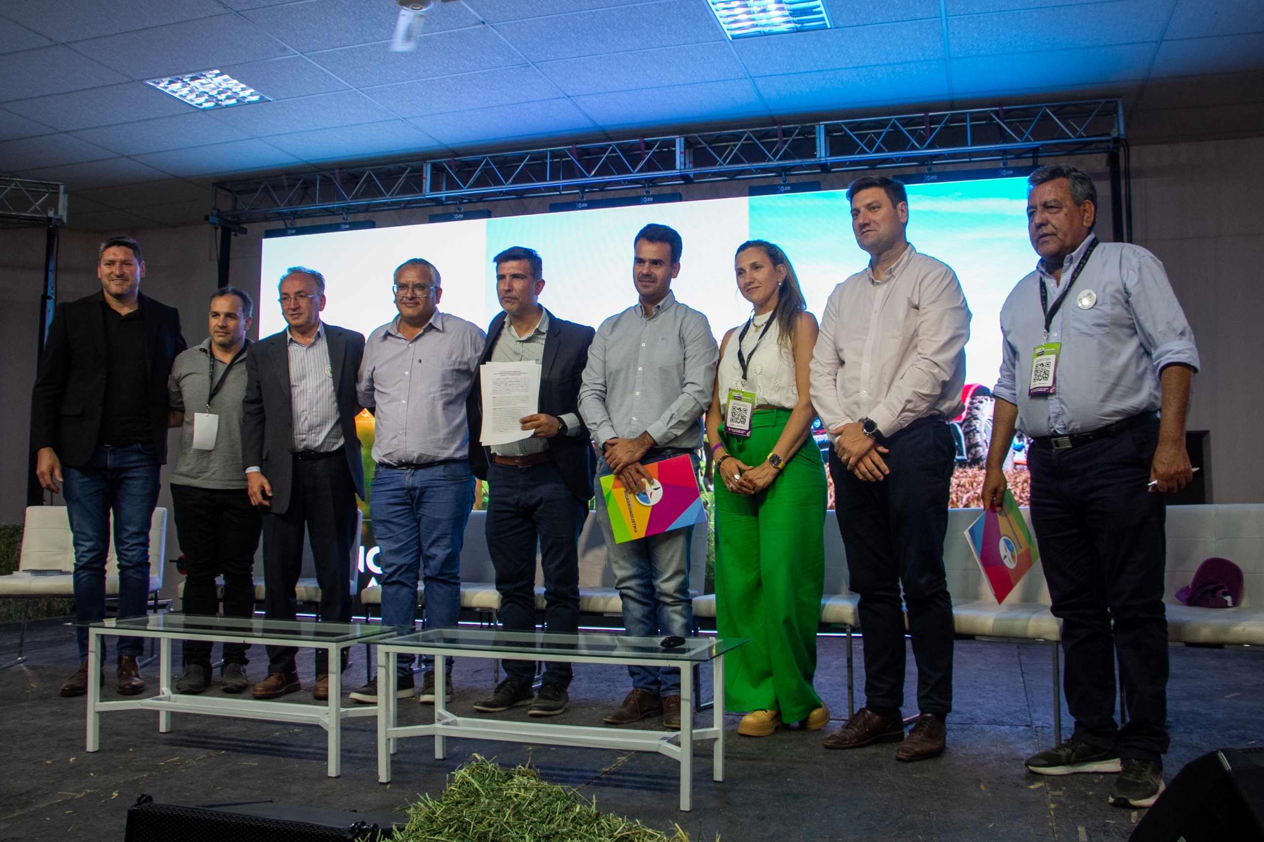 Firma de convenio entre la Cámara Argentina de la Alfalfa, gobierno de Córdoba y Bancor 