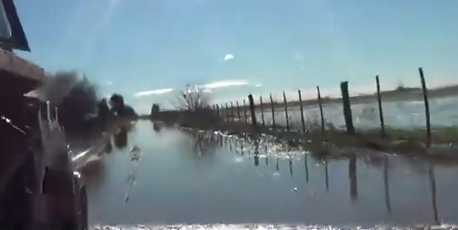 Por la inundación y la falta de caminos “perdimos de hacer tres mil rollos de pasto” cada uno