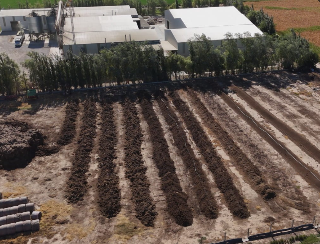 Pellfood apuesta a la economía circular con compostaje de alfalfa