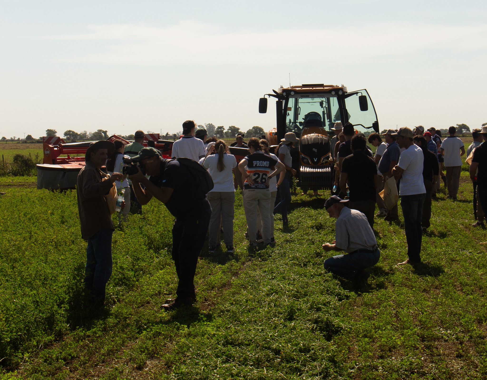 Una jornada a campo con máquinas, alfalfa, productores y estudiantes